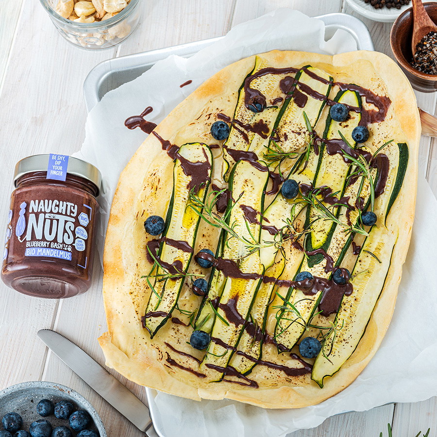 Blaubeer-Zucchini Flammkuchen mit Blueberry Bash