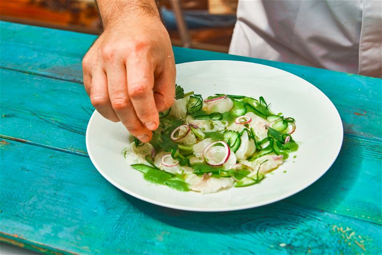 Image of Complétez l'assiette avec quelques feuilles de coriandre.