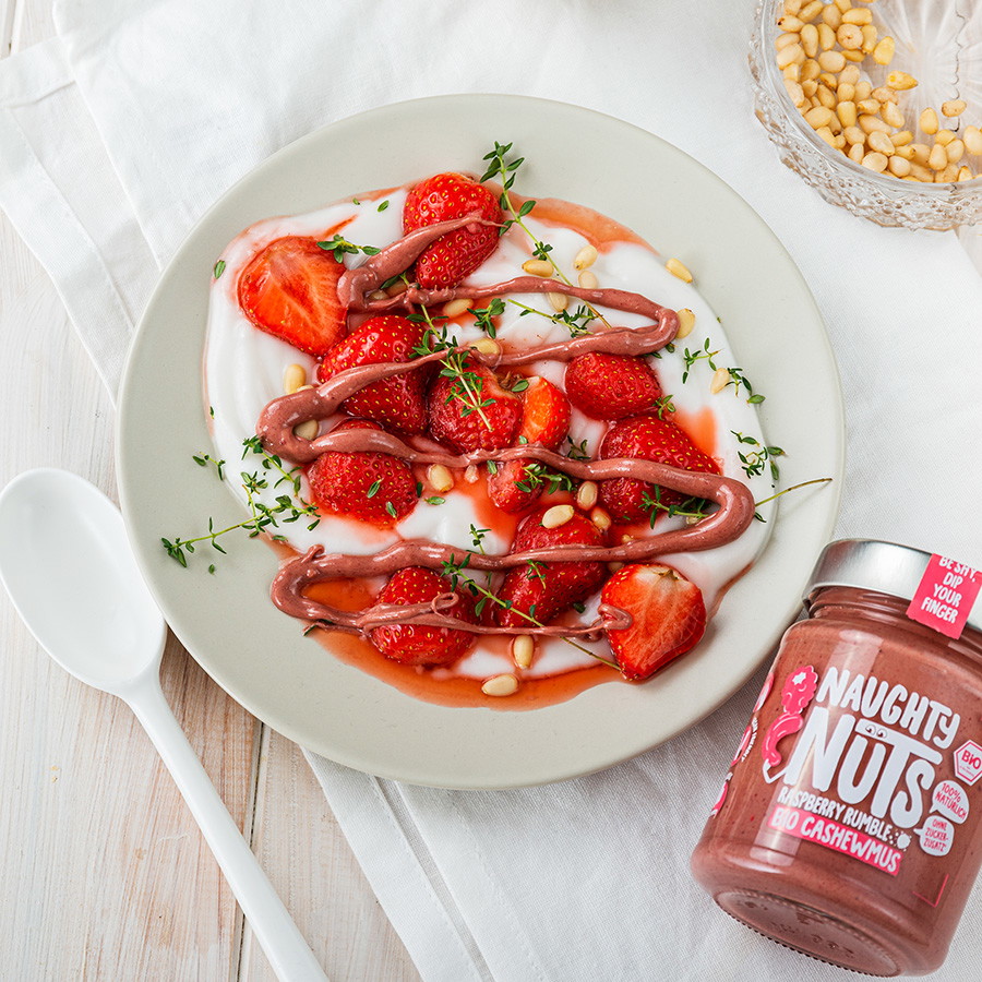 Gebackene Erdbeeren auf veganem Joghurt mit Raspberry Rumble