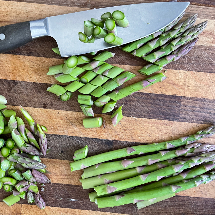 Image of Slice asparagus into 1/2