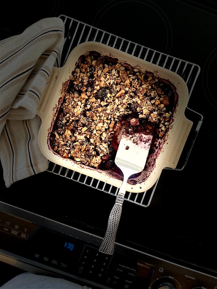 Image of Spread the oat & nut mixture on top of the...
