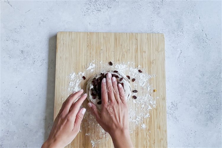 Image of Now flatten the dough into a circle. Evenly scatter on...
