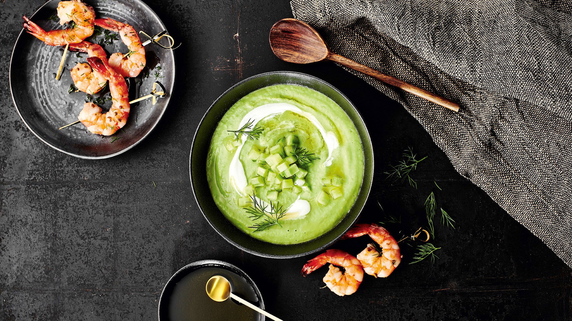 Kalte Erbsen Avocado Suppe mit Thai-Curry Garnelen - Rezept
