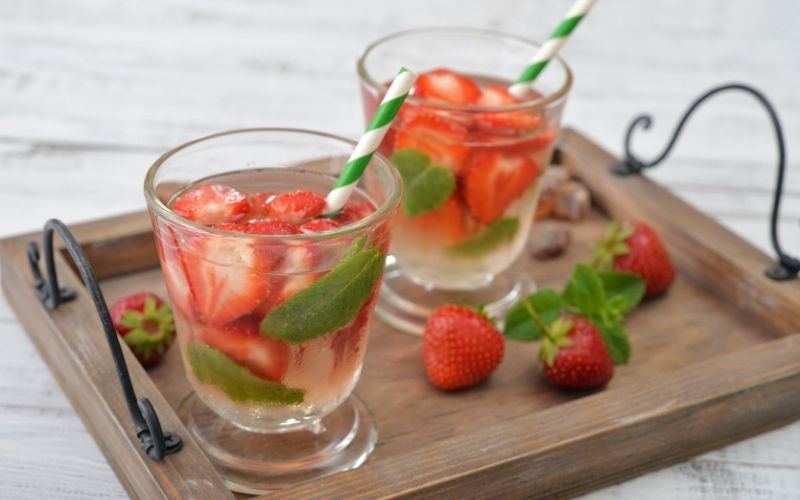 Skinny Strawberry Mojito