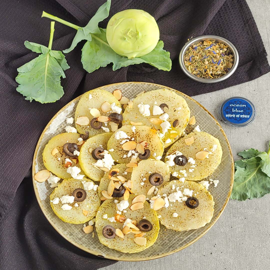 Kohlrabisalat mit Feta, Mandeln & Oliven, frisch & würzig