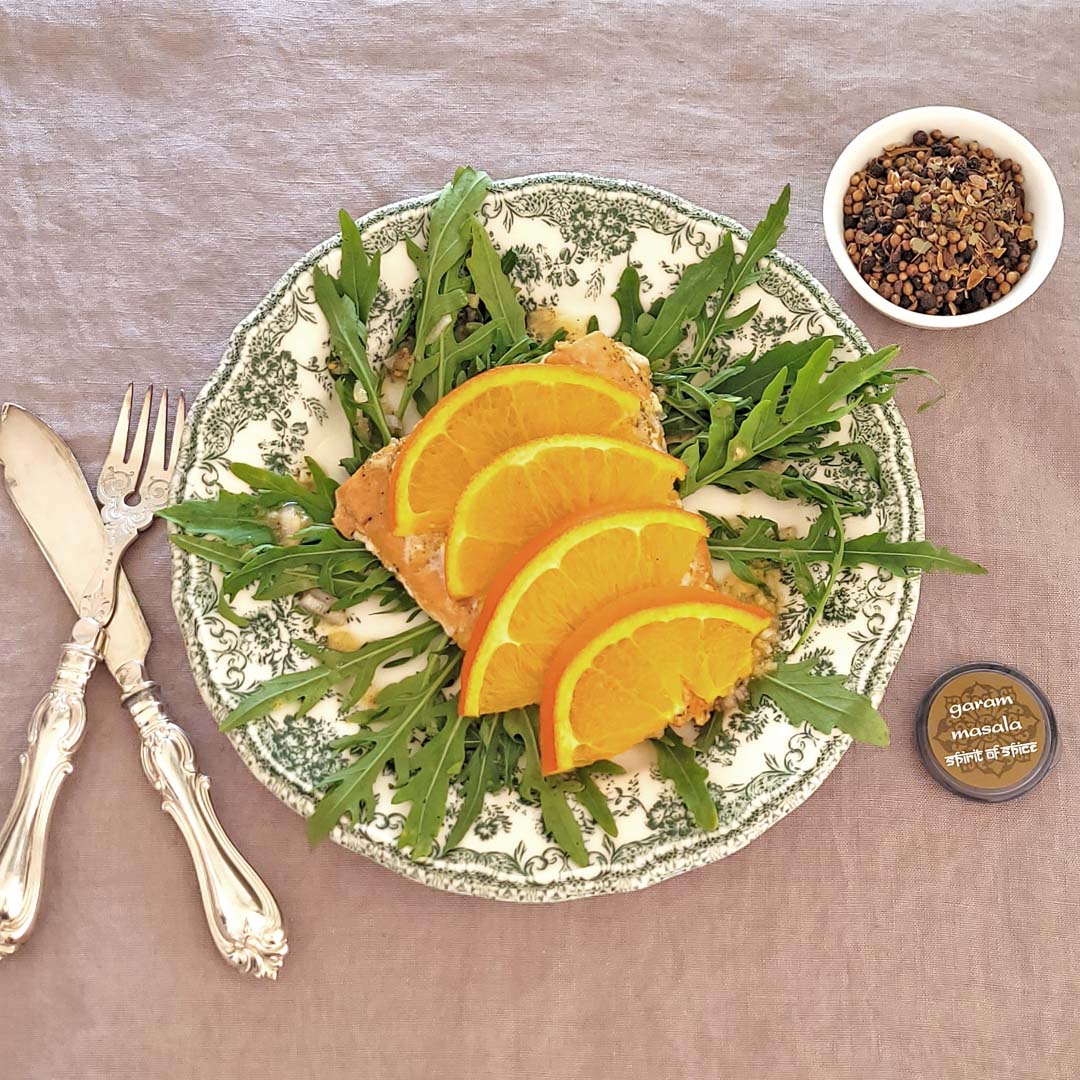 Saftiger Lachs mit Garam masala auf Rucolabett, würzig & frisch