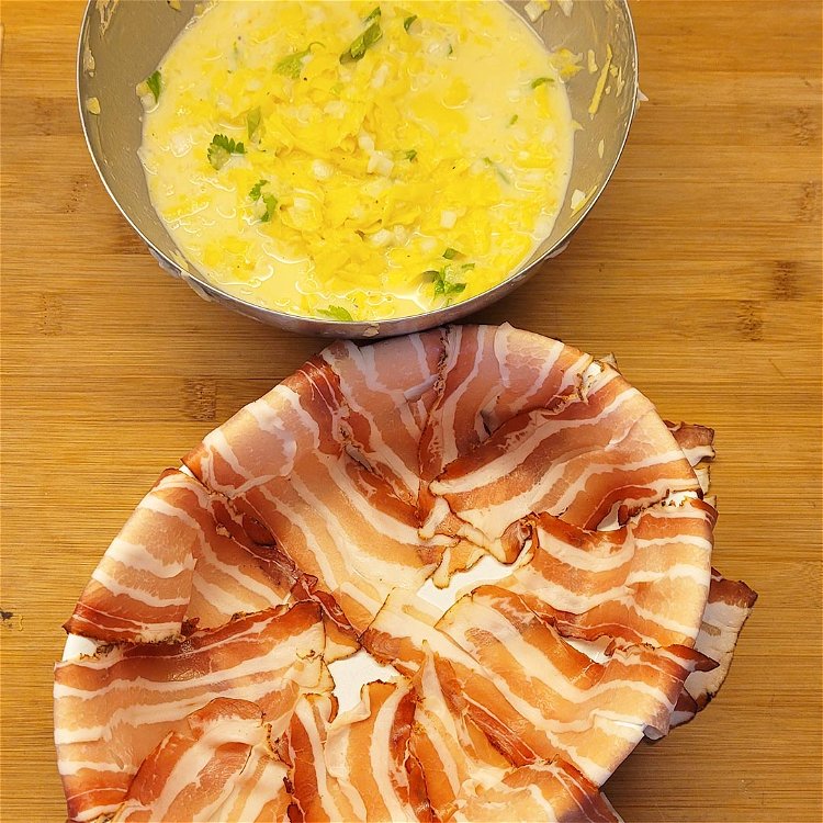 Image of Bacon, über den Rand hängend, in der Form auslegen