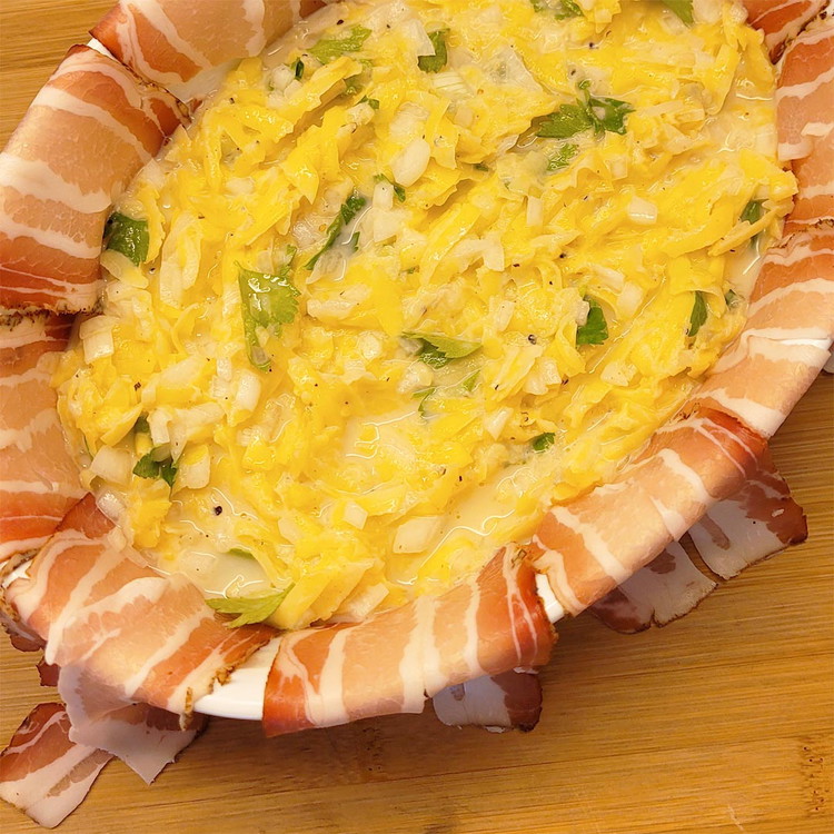 Image of Die Kartoffelmischung in die vorbereitet Form giessen