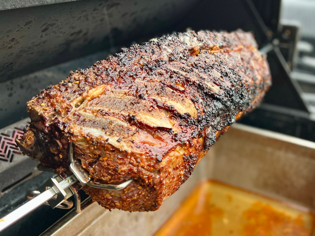 Longe de porc avec os injectée cuite au tournebroche – BBQ Québec