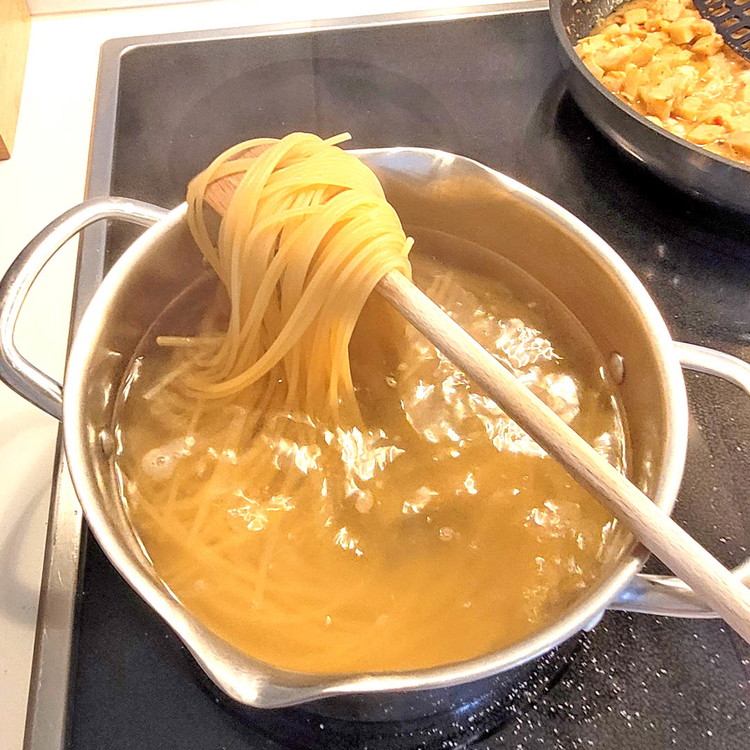 Image of Pastawasser salzen, Spagehetti nach Packungsanweisung Kochen