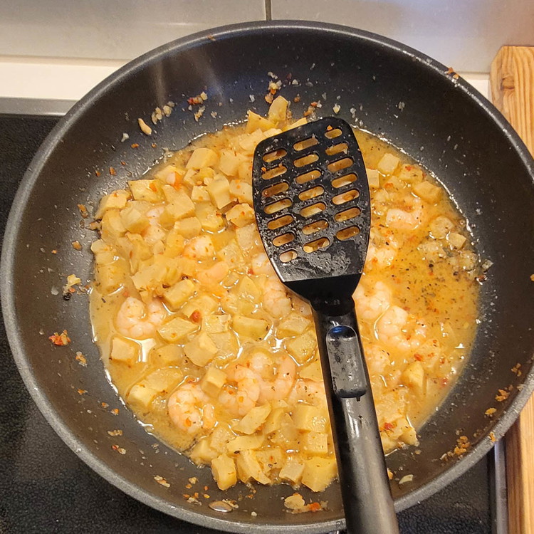 Image of Artischockenwürfel und gepresseten Knobi kurz anschwitzen