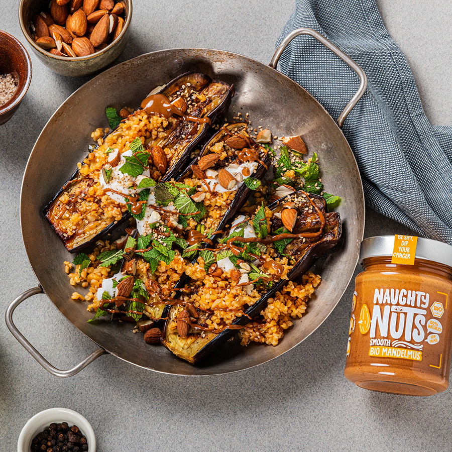 Gebackene Aubergine mit Bulgur und Mandelmus Smooth