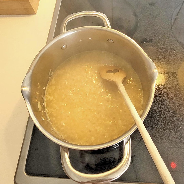 Image of Jetzt löschst du das Risotto mit dem Marini Bianco ab. Unter stetigem rühren 1 Minute köcheln lassen. Temperatur etwas reduzieren und mit ca. 200 ml heisser Brühe aufgiessen