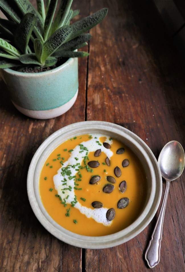 Image of Comforting butternut squash soup and roasted salty Löka pumpkin seeds.