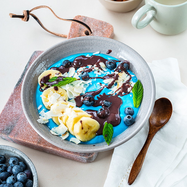 Blue Breakfast Bowl mit Naughty Nuts BIO Mandelmus Blueberry Bash
