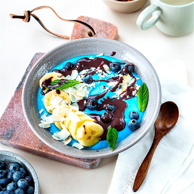 Image of Blue Breakfast Bowl mit Blueberry Bash