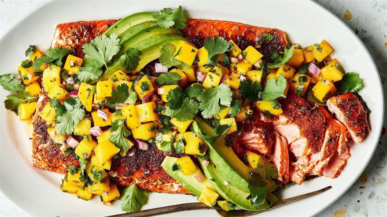 Image of Salmón con salsa de mango y aguacate