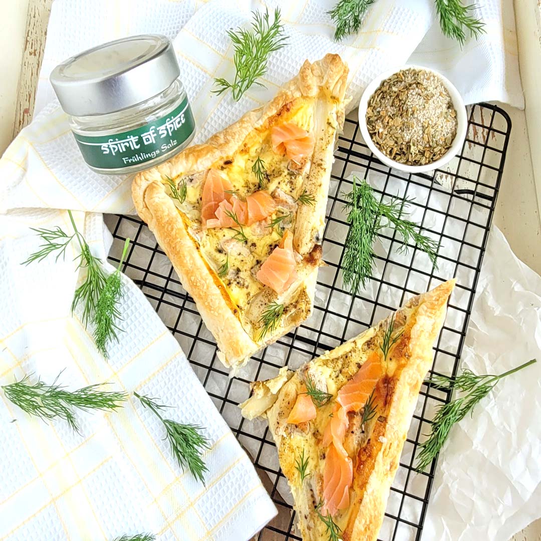 Spargel-Lachsquiche mit Frühlingssalz, leicht, würzig & saisonal