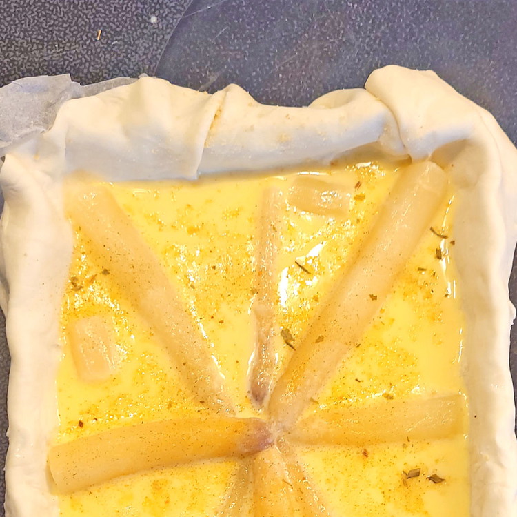 Image of Lege die Spargelstücke und die Lachswürfel auf das Blech. Sie versinken etwas im Guss