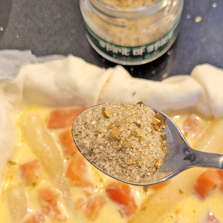 Image of Zum Schluss würzt du die Quiche mit Frühlingssalz und Zitronenpfeffer