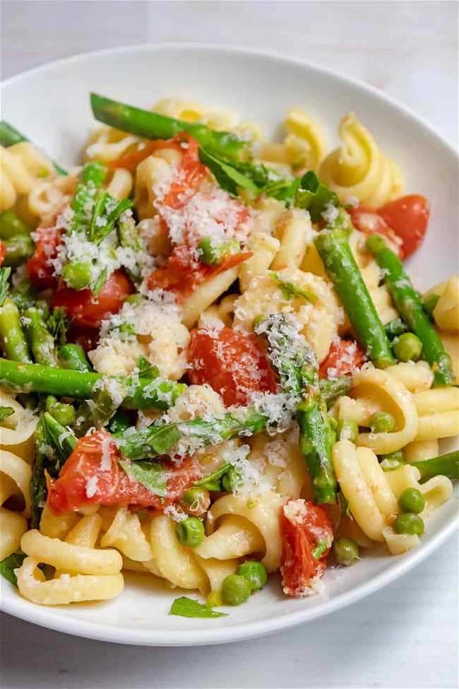 Image of Pasta With Asparagus And Cherry Tomatoes