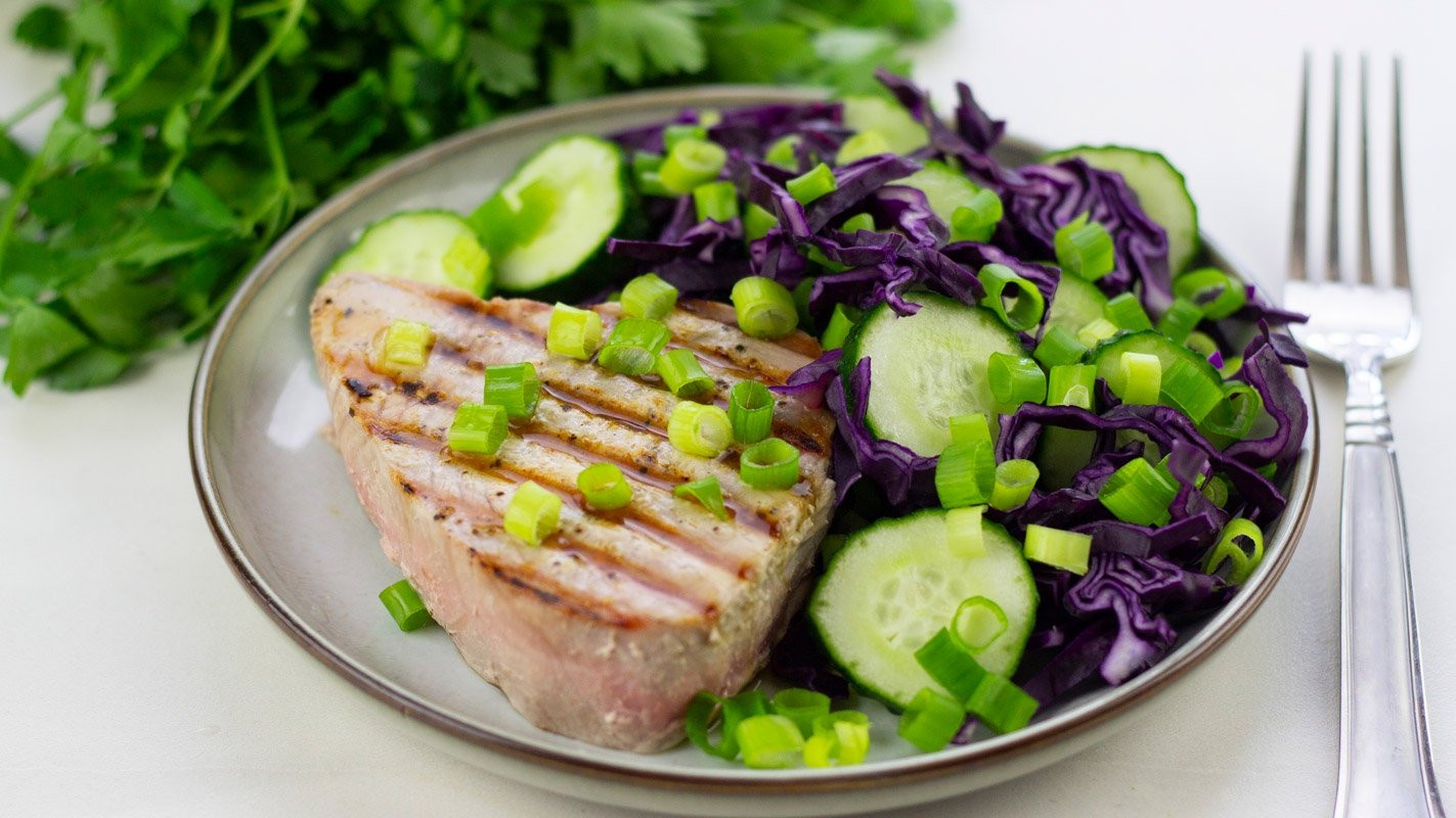 Image of Thunfisch mit frischem Rotkohlsalat