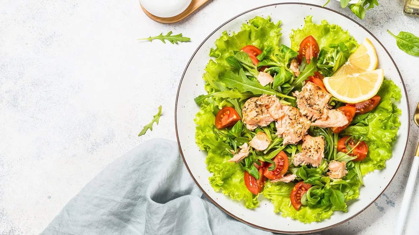 Image of Grüner Salat mit gebackenem Lachs