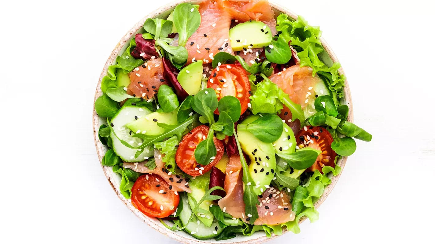 Image of Ausgewogener Salat mit Lachs