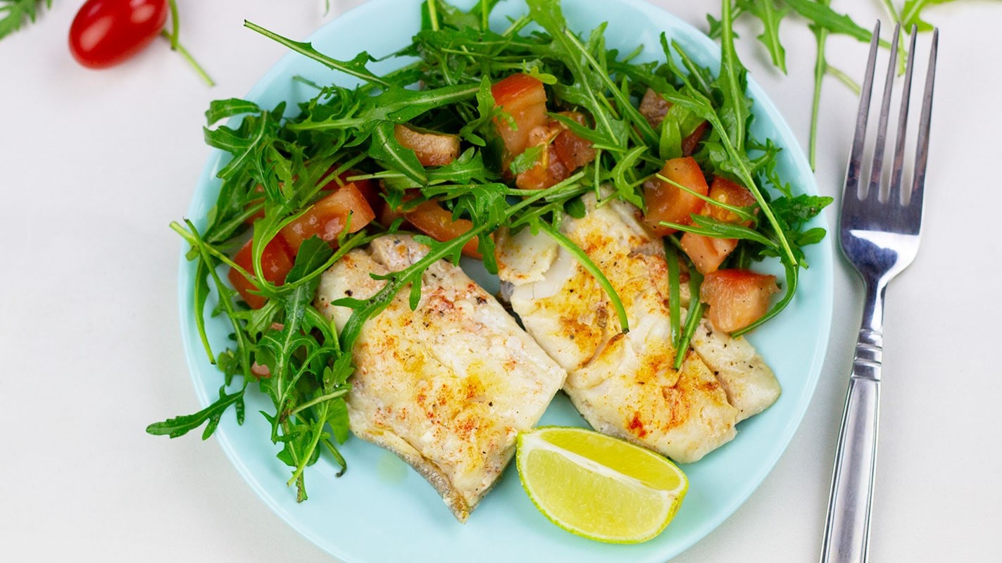 Image of Gebratenes Fischfilet mit Tomate und Rucola