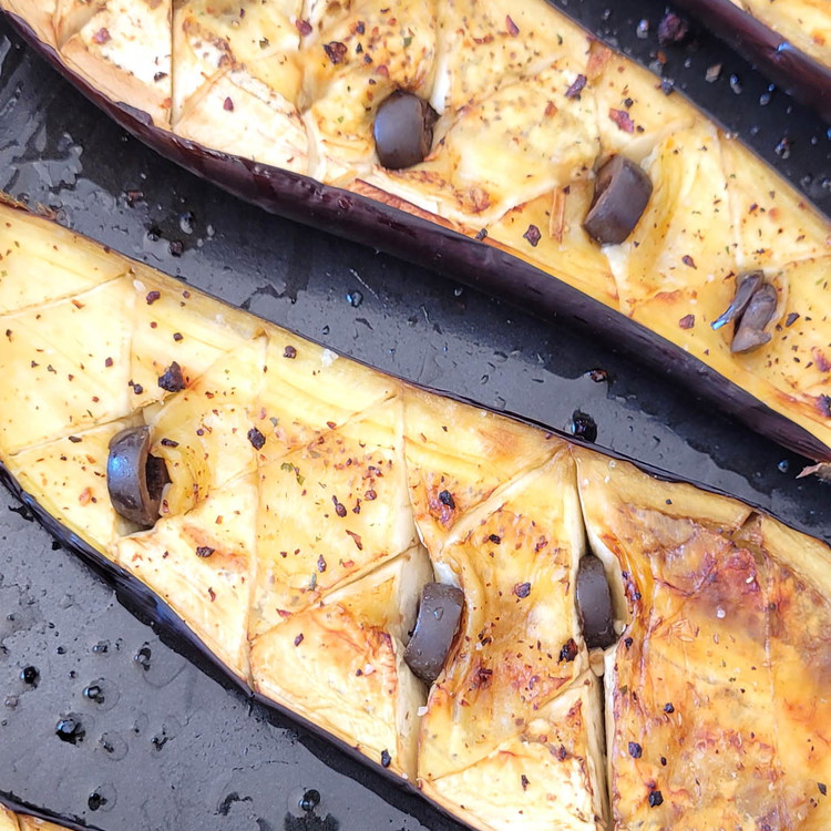 Image of Jetzt schneidest du sie im Fruchtfleisch über Kreuz ein