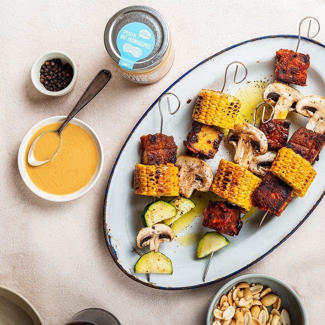 Vegane BBQ Tofu-Gemüsespieße mit Naughty Nuts BIO Erdnussmus Smooth