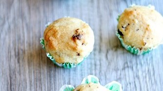 Image of Irish Soda Bread Muffins with Green Tea and Dark Chocolate