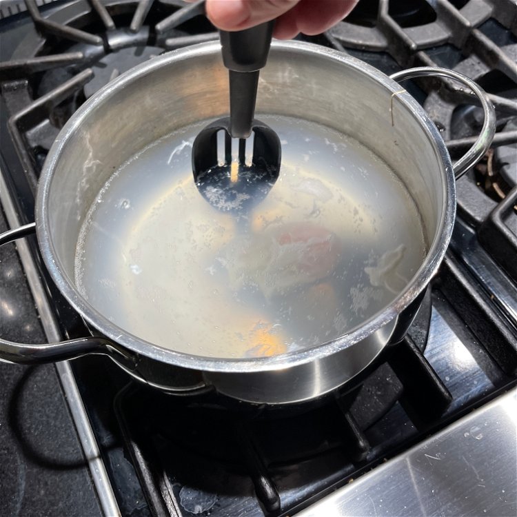 Image of Let the egg make 1-2 rotations in the pot and...