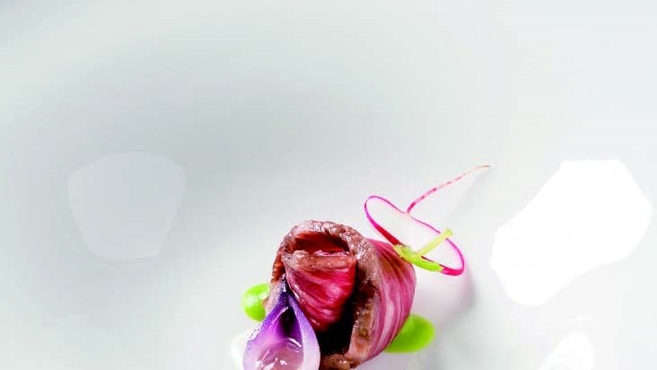 Image of Geräuchertes Wagyu Rind mit Erbsen & Sardellenkaviar