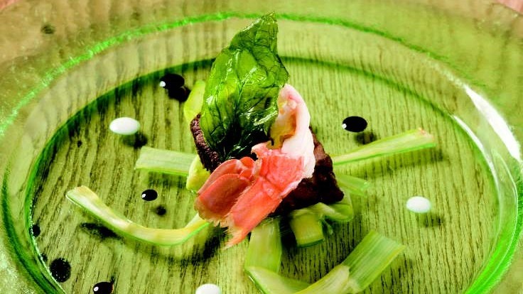 Image of Gebratene Wagyu-Würfel, Spargelsalat, Scampi, Burrata in Balsamicoreduktion