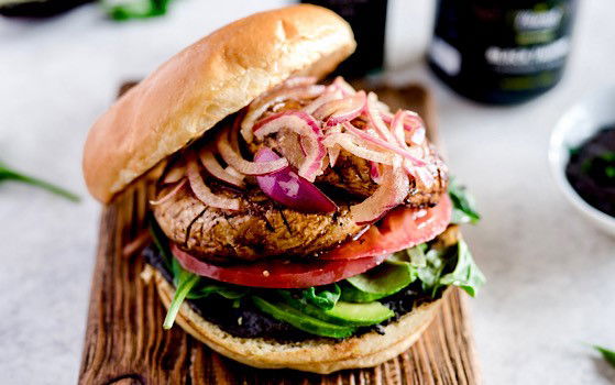 Champignon-Burger mit schwarzem Bohnen-Hummus und eingelegten Zwiebeln ...