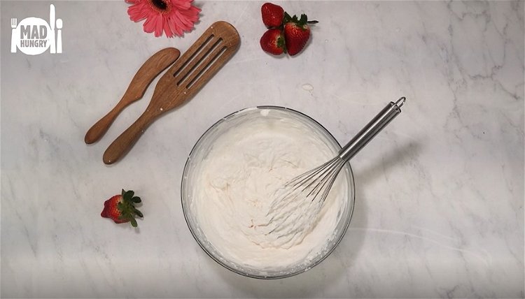 Image of In a large bowl combine heavy whipping cream, vanilla and...
