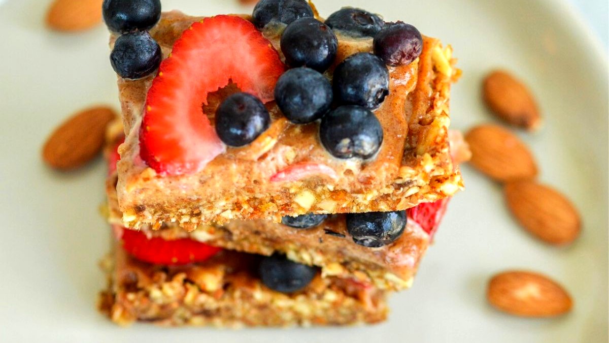 Image of No-bake Summer Berries and Almond Butter Bar