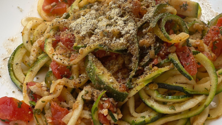 https://images.getrecipekit.com/20220626022233-truffle-20-26-20garlic-20zucchini-20noodles-20-recipe-20kit.png?class=16x9