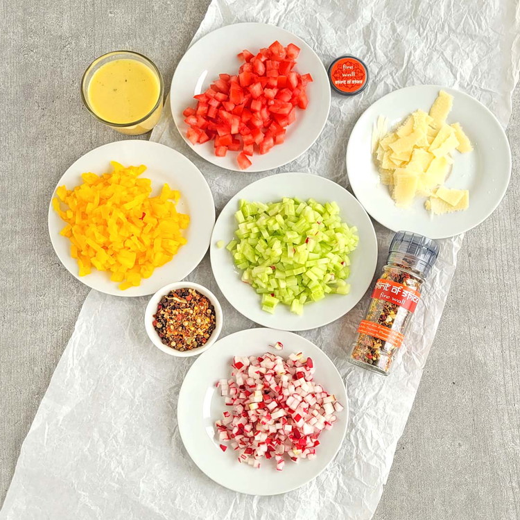 Image of die Tomaten, Radieschen, Gurke und Paprika in ganz kleine Würfel schneiden. 