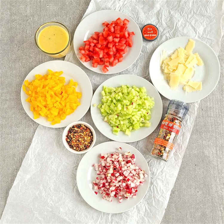 Image of die Tomaten, Radieschen, Gurke und Paprika in ganz kleine Würfel...