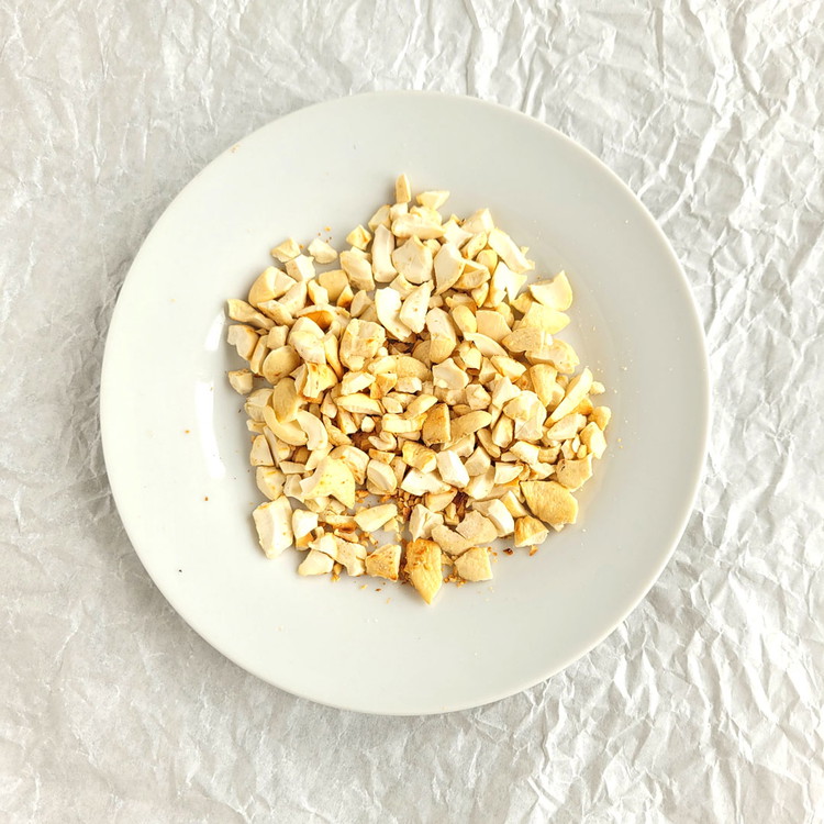 Image of Dann noch die Cashewnüsse ohne Fett in der Pfanne rösten. Lass die Pfanne aber bitte nicht ohne Aufsicht auf dem Herd. Bis die Cashewkerne Farbe annehmen kann es 2-3 Minuten dauern. Dann geht's aber rasant mit dem Rösten voran. Schnell...