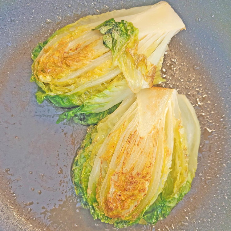 Image of Inzwischen ist der Lattich gebraten. Vermische nun das Dressig mit dem Gemüsetartare.