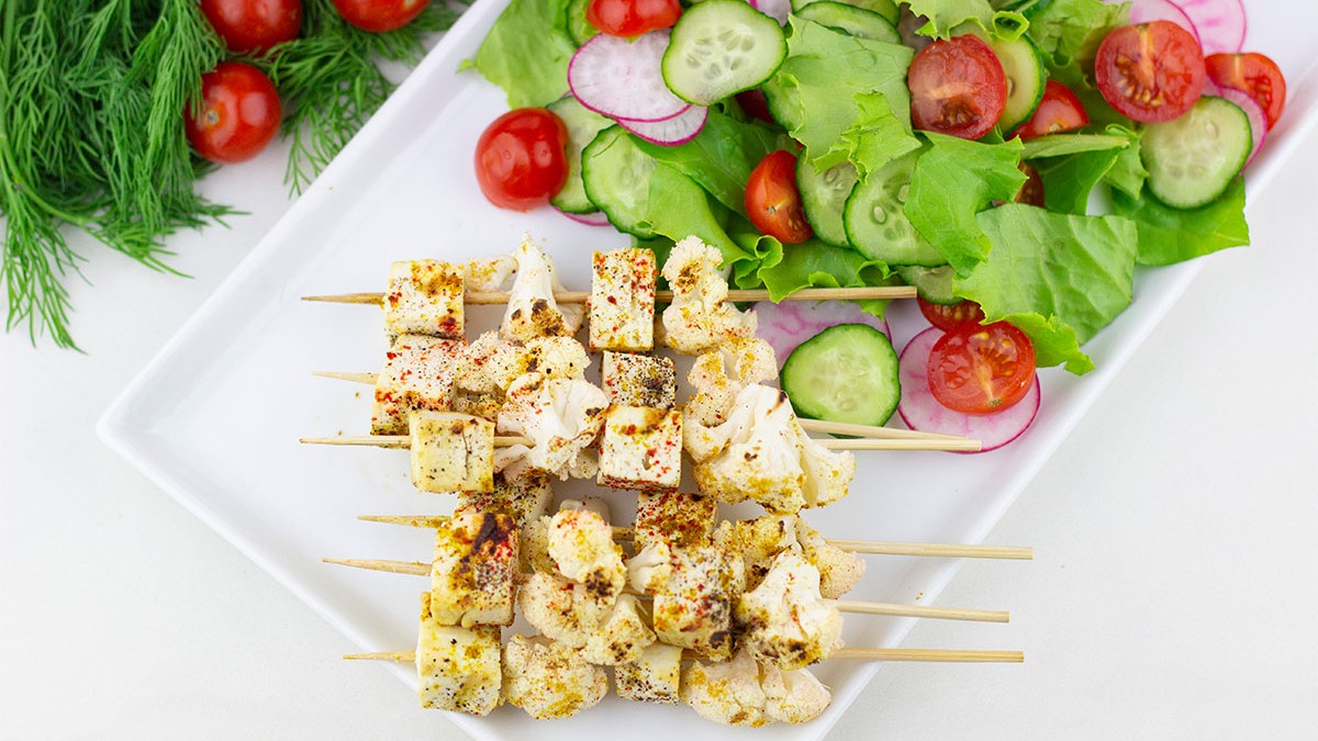 Image of Blumenkohl-Tofuspieße mit gesundem Salat