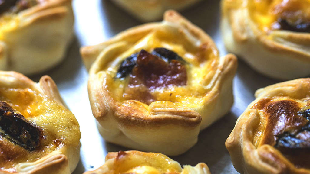 Image of MINI QUICHES DE BONDIOLA Y CIRUELAS