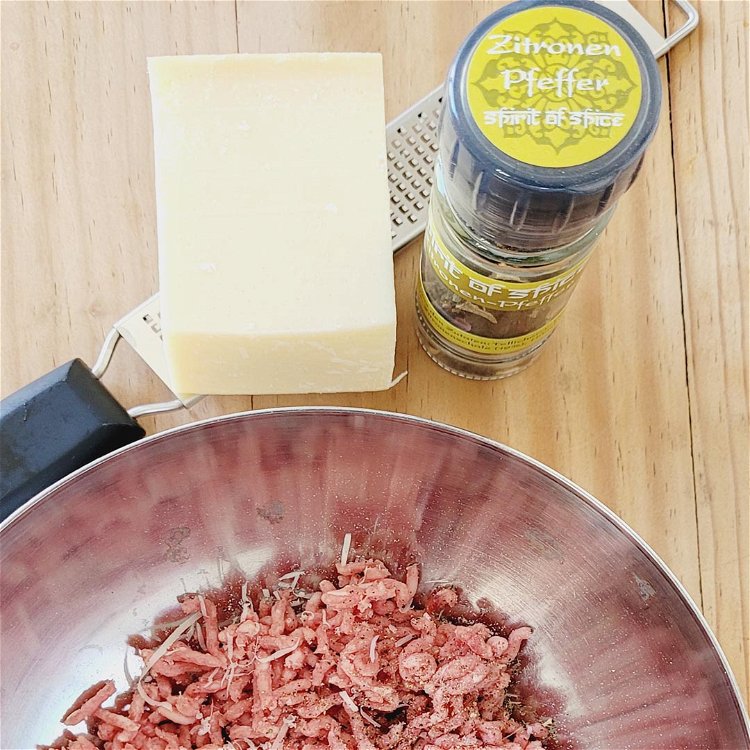 Image of Das Hackfleisch würzen mit Salz, Zitronenpfeffer und dem Parmesan. Gut...