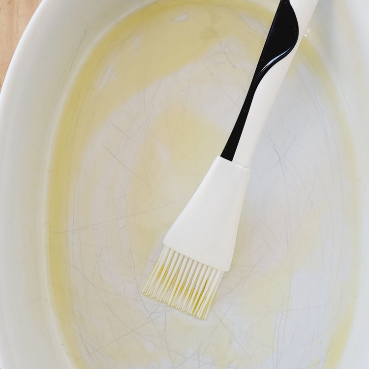 Image of Inzwischen ist die Tomatensauce fertig. Sie wir jetzt in eine gefettete Auflaufform gegossen