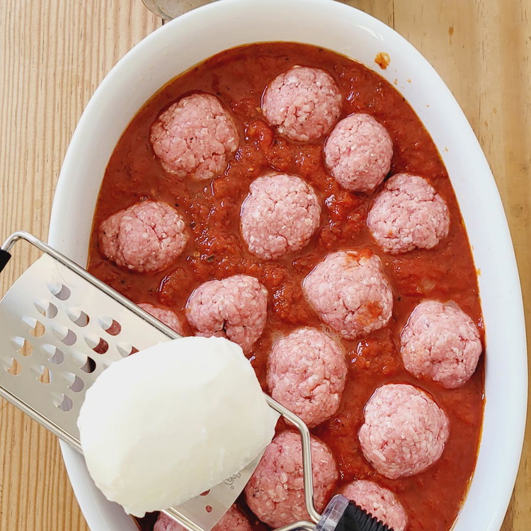 Image of Nur noch die Hackfleischbällchen auf die Tomatensauce setzten und mit dem geraspelten Mozzarella bestreuen