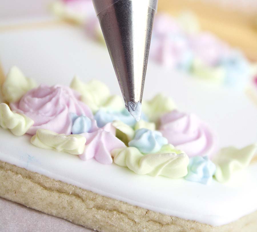 Easy Royal Icing Recipe with Meringue Powder 2023 - AtOnce