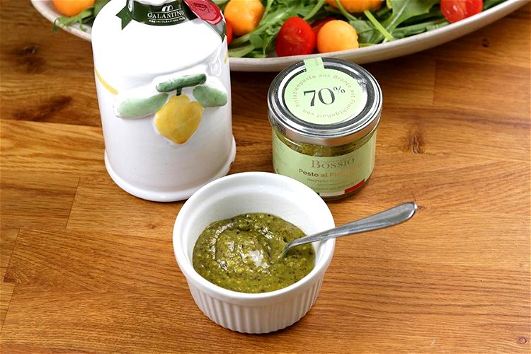 Image of Das Pistazienpesto zusammen mit dem Olio al limone verfeinern, sodass...